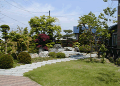 日本庭園と芝生の写真です
